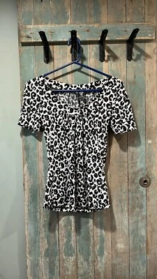Blusa Mixit elástica de manga corta con estampado de guepardo extra pequeña para dama  Foto 1 de 4