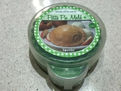 Molde para pastel Tovolo Petite - forma de manzana verde Foto 1 de 3