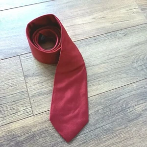 Cravatta uomo HUGO BOSS tinta unita rossa classica 100% seta 3 1/2" larghezza 60" lunghezza - Foto 1 di 8