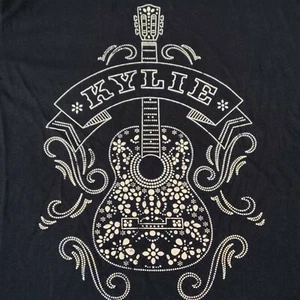 Camisa Dorada Kylie Minogue - Negra con Guitarra - Talla Mediana - Imagen 1 de 6