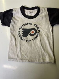 Vtg 1975 Philly Flyers Stanley Cup Champs Tee White W/ Blue Sleeves & Collar - Picture 1 of 3