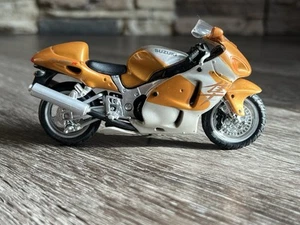 Maisto 1/18 Scale 1999 Suzuki GSX1300R Huyabusa Sportbike Diecast Motorcycle Toy - Picture 1 of 10