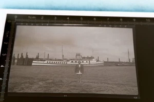 tolles altes Negativ - Junge posiert vor Schiff Frisia X - Norderney - Picture 1 of 7