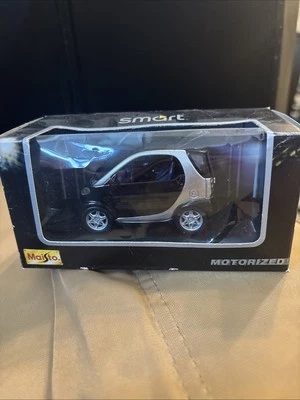 NIOB Maisto 1:33 Original Motorized Pull Back Smart Car, Black/Silver - Image 1 of 4