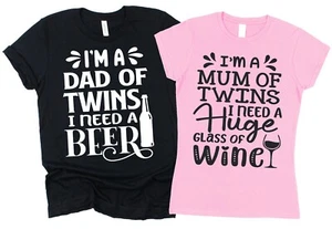 Mama der Zwillinge oder Papa der Zwillinge T-Shirt Need Drink! Vater Mutter Kinder Paare Geschenk - Bild 1 von 14