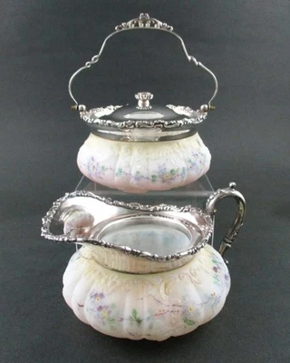 Antiguo Mt. WASHINGTON Juego Floral CREMA Y AZÚCAR - Arte Vidrio y Plateado Años 1890 Foto 1 de 4