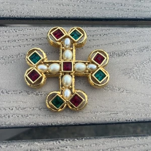 Broche CRUZ HERÁLDICA MALTESA de cristal y perla sintética firmado por Joan Rivers de colección - Imagen 1 de 8