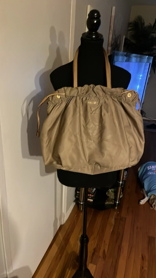 Auténtico bolso de mano Prada grande con logotipo Foto 1 de 4