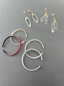 4 bracciali magri e 2 set di orecchini color ambra ecologici ritirati - Foto 1 di 7