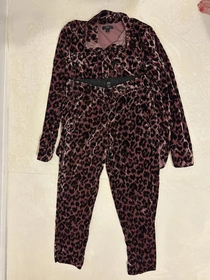 Top para mujer talla 4 con pantalón de terciopelo rosa y estampado de leopardo negro Foto 1 de 4