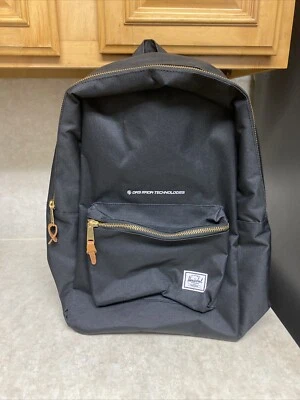 "Mochila para computadora portátil Herschel Settlement DRS RADA Technologies 15"" - negra/dorada/roja" Foto 1 de 4