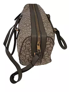 CALVIN KLEIN MOMOGRAM CANVAS BRAUN mit LEDERGRIFFEN BESATZ REISSVERSCHLUSS CROSSBODY HANDTASCHE - Bild 1 von 17