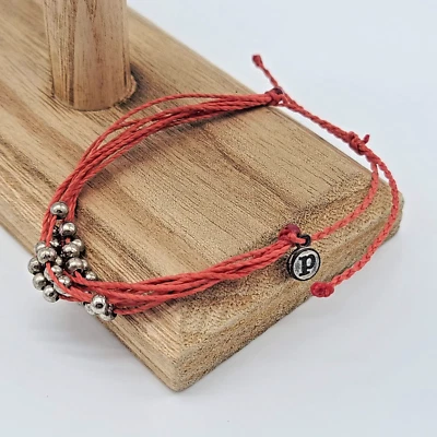 Pulsera de platino Pura Vida - cordón de cera roja, cuentas de plata y etiqueta P de hierro Foto 1 de 4