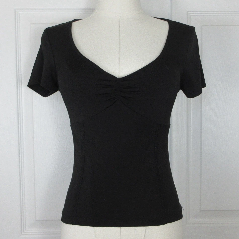 Top Ambiance para mujer pequeño negro ajustado cuello en V Foto 1 de 4