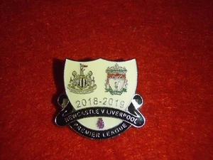 Pin Anstecker, Newcastle V Liverpool, 2018-2019, Premier League. - Bild 1 von 2