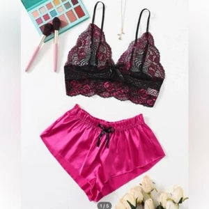 Floral lace Bralette in medium nwt - Picture 1 of 8