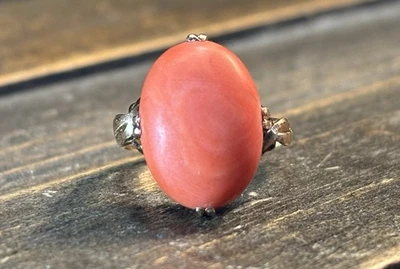 HERMOSO ANILLO DE CÓCTEL DE ORO AMARILLO DE 18K Y CORAL ROJO OVALADO TALLA 4,5, 4,6 GRAMOS Foto 1 de 4