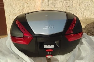 GIVI V47 Bauletto 47L con Catadiotti Rossi - Nero - Foto 1 di 2