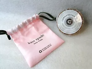Kate Spade rosa Kordelzugbeutel mit brauner County Cornerstone Inn Glycerinseife - Bild 1 von 5