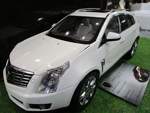 CADILLAC SRX 2014 blanc au 1/18 KYOSHO G007W voiture miniature 4x4 de collection - Imagen 1 de 1