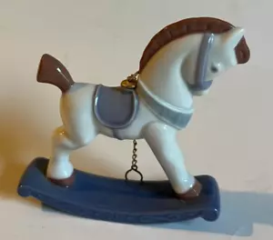 LLADRO ~ LABORATORIO DI BABBO NATALE ~ ORNAMENTO NATALIZIO "CAVALLO A DONDOLO" ~ SPAGNA - Foto 1 di 8