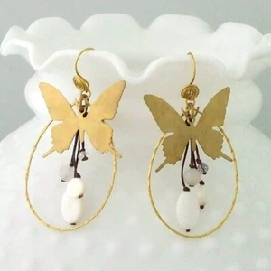 Pendientes colgantes de latón concha blanca mariposa dorada - Imagen 1 de 3