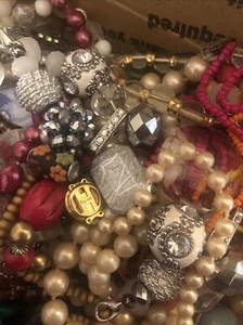 riesiges Vintage bis jetzt Schmuck Konvolut - defekt und Trödel -zum Basteln 2 Pfund - Perlen - #221 - Bild 1 von 8