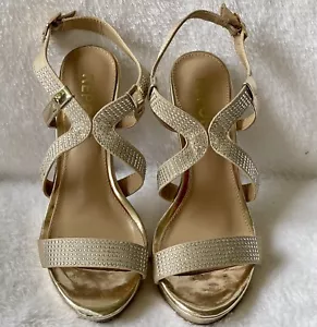 REPORT Stiletto Absatz Sandalen ~ Damen Gr. 6 ~ goldene Plateau ~ verzierte Riemen - Bild 1 von 9