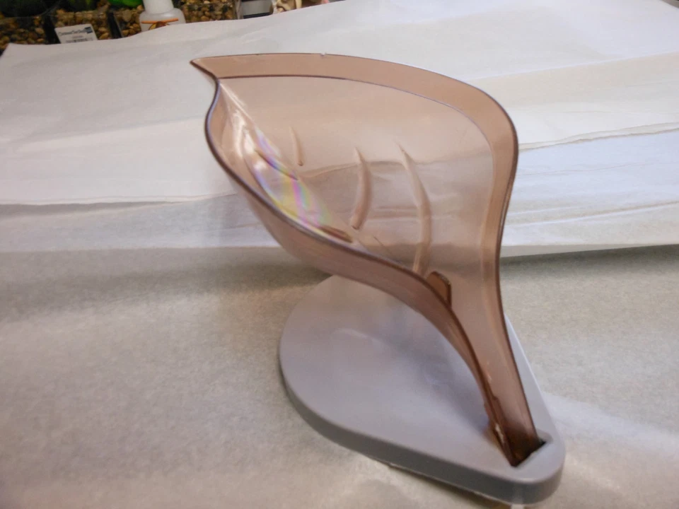 Soporte de jabón de drenaje de plástico rosa para baño con forma de hoja con 3 ventosas Foto 1 de 1