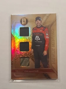 Reliquia 2023 Chronicles NASCAR Gold Standard recién acuñada Tommy Joe Martins #GS-TM - Imagen 1 de 2