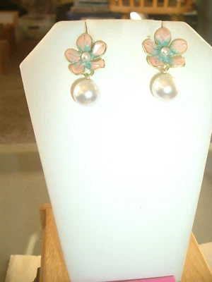 Pendientes perforados rosa con esmalte verde flor perla poste Betsey Johnson Foto 1 de 4