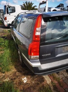 2003 VOLVO S70/V70/C70 8693571 LEFT HEADLAMP V70 (YV1SW), HALOGEN TYPE, VIN -459 - Picture 1 of 9
