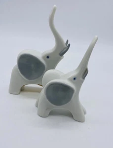 Lote de 2 estatuillas de elefante de porcelana vintage Trunk Up Crowning Touch Japón MCM - Imagen 1 de 9