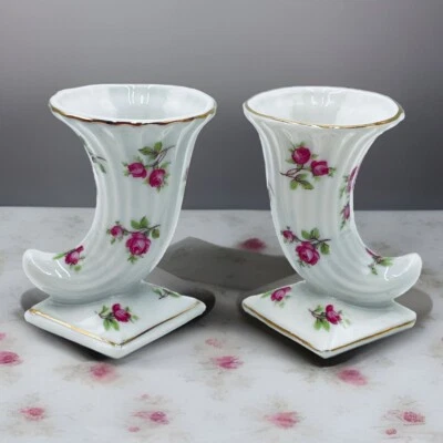 2 维多利亚白色粉红色玫瑰花蕾迷你小号 2 3/4 英寸 Cornucopia 花瓶 捷克斯洛伐克 — 第 1/4 张图片