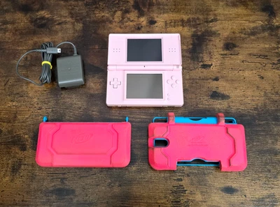 Nintendo DS Lite Rosa Coral en Estuche NERF con Cargador - Necesita Nueva Pantalla Inferior Foto 1 de 4