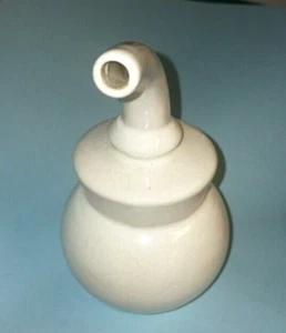 Pentola Neti bianca ceramica vintage seno nasale o olio cruet dispenser unico - Foto 1 di 3