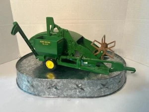 VTG~ JOHN DEERE 1940 12A COMBINE~ ERTL ~ 1:16~ NOT IN BOX #5601~MINT! DISPLAYED - Picture 1 of 7