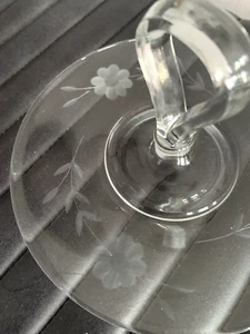 Bandeja de flores de vidrio grabadas transparentes de colección mango de bucle central bandeja de 6 1/2" - Imagen 1 de 9
