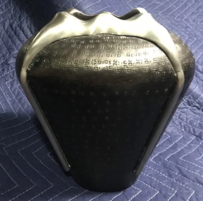 Jarrón pesado decorativo de metal gris oscuro decorativo Foto 1 de 4