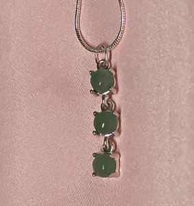 SCHÖNER GRÜNER RUNDER 6MM CABOCHON AVENTURIN 3 STEINE TROPFEN ANHÄNGER - Bild 1 von 4