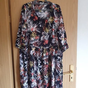 TRAUMHAFTES ▪︎Kleid▪︎mit Blumen von Infinity▪︎ Größe 46/48 TOP! - Bild 1 von 4