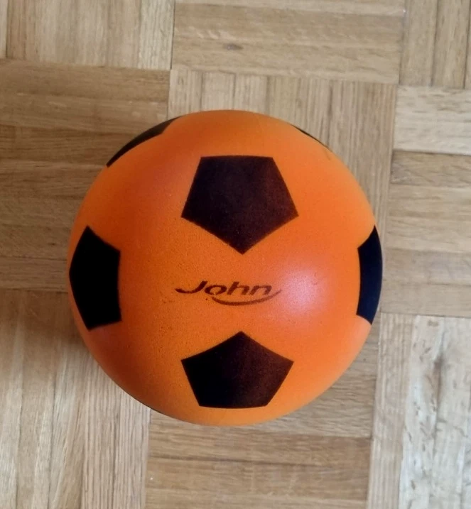 Schaumstoff  Ball Soft Ball  20 cm NEU Rot - Schwarz  John  - Bild 1 von 1