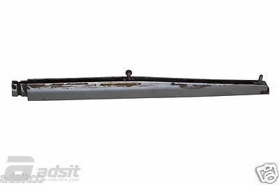 Moldura de panel de carrocería trasera de pasajero Mercedes-Benz 1973-1980 usada *1076901480 Foto 1 de 2