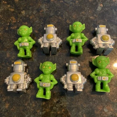 Lote de 8 Figuras Espaciales Robot Extraterrestre Verde y Plata De Colección Foto 1 de 4
