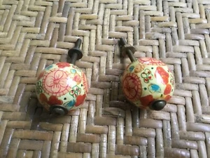 Juego de 2 tiradores de perilla de puerta de cerámica floral pintada a mano con herrajes de latón - Imagen 1 de 6
