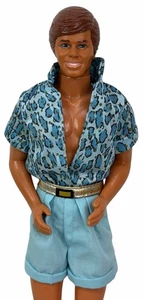 ¡Con traje! Muñeca Barbie Animal Lovin Safari Ken #1351 1989 vintage leopardo azul - Imagen 1 de 7