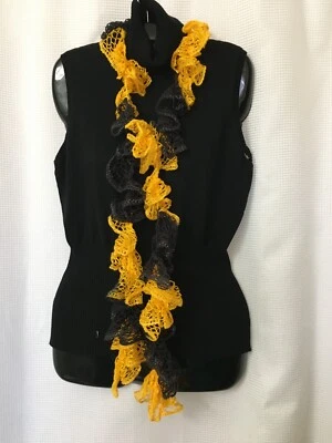 Bufanda boa vintage de los años 90 tejida a mano con volantes bohemia negra dorada amarilla 66" de largo B4 Foto 1 de 4