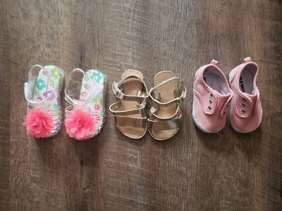 Лот из 3 пар сандалий и кроссовок для девочек 18 месяцев - Изображение 1 из 4