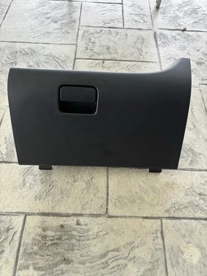 Compartimento guantera MITSUBISHI MIRAGE 2014-23 8006A304XA OEM (usado) Foto 1 de 4