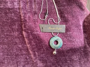 PHASE EIGHT Anya Halskette mit Anhänger Silber mit grau/silberner Scheibe neu mit Etikett UVP 29,00 £ - Bild 1 von 4